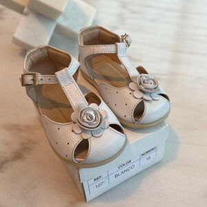 Beatriz Rueda baby Girl Pre-walker leather sandal with flower white